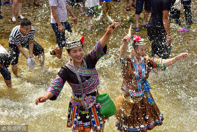 廣西柳州舉行傳統(tǒng)鬧魚(yú)節(jié) 村民河中徒手抓“飛魚(yú)”